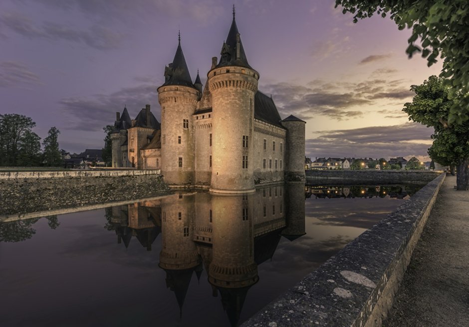 Замок Сюлли-сюр-Луар (Луар, Франция 1102 г).
