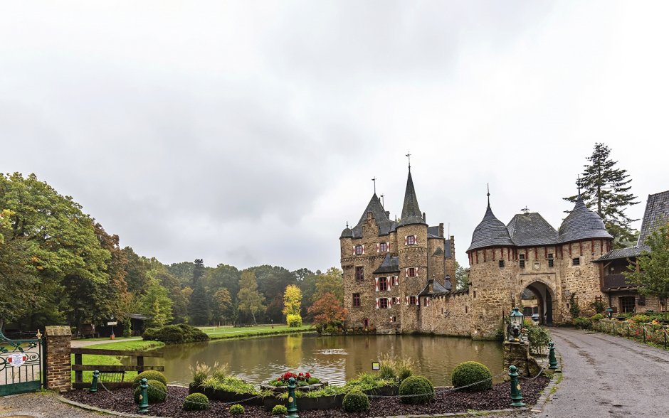 Замок Зацвай (Burg Satzvey)