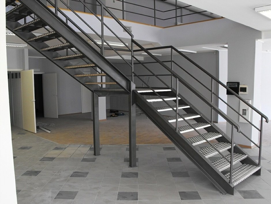 Металлическая лестница АБК производственных зданий