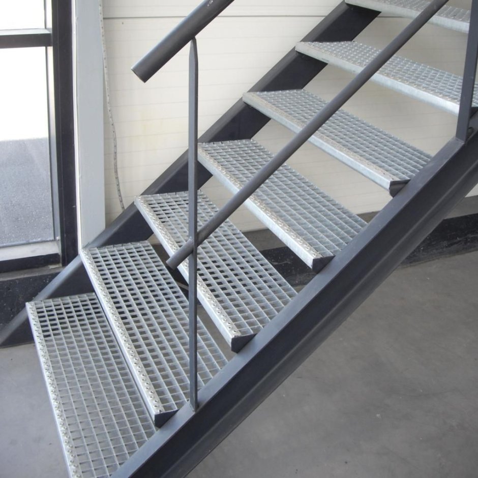 Ступени металлические для лестниц