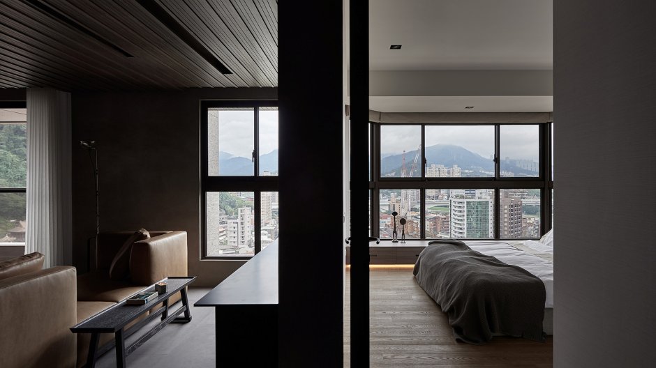Панорамное окно в комнате с балконом