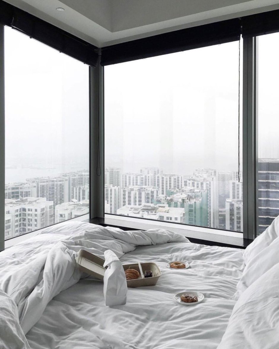 Белая гостиная с панорамными окнами