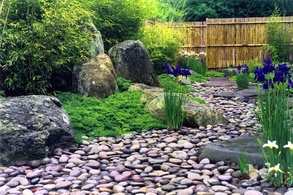 Каменистый ручей в саду