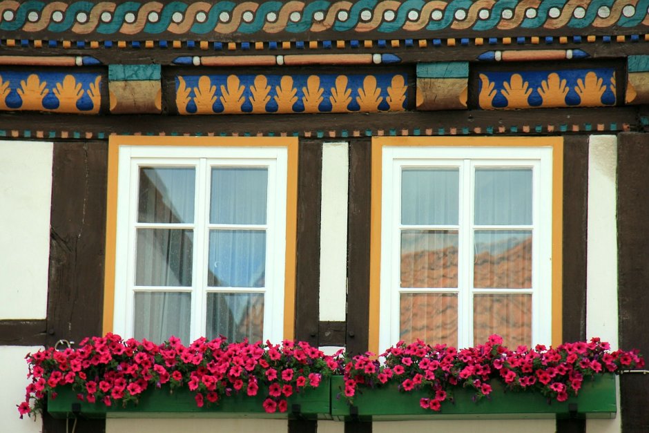 Украшение фасада дома цветами