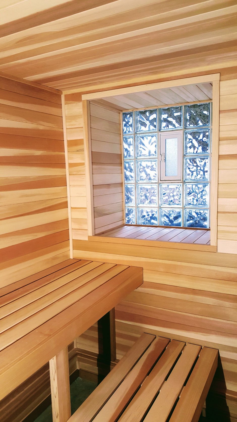 Окно в баню деревянное
