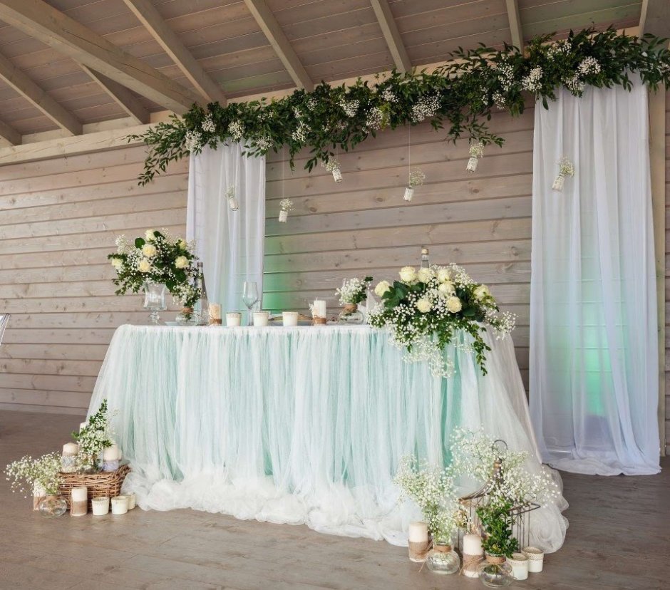 Украшение деревянного зала на свадьбу