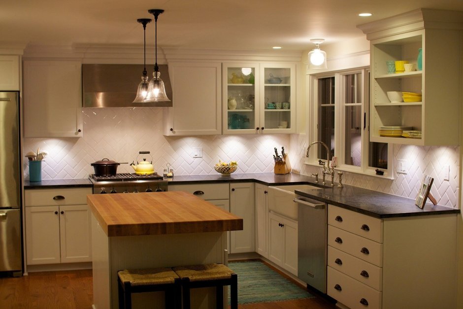 Кухня-гостиная в современном стиле освещение