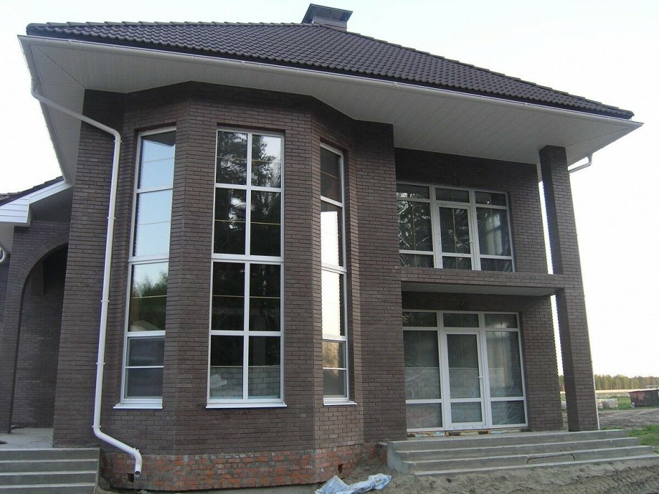 Кирпичный дом с большими окнами