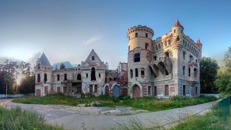 Деревянный дом с башней