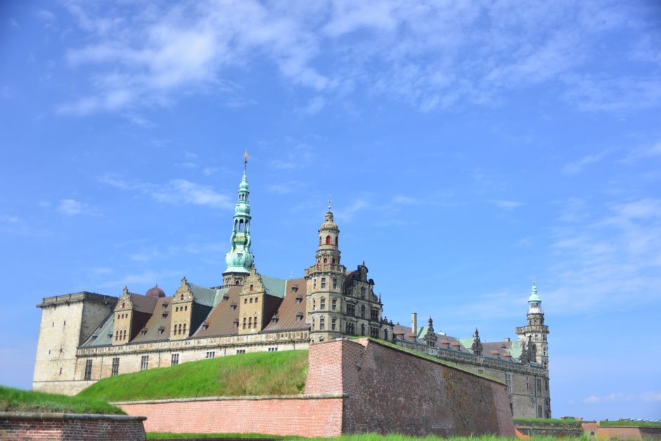 Kronborg of Denmark с динозаврами