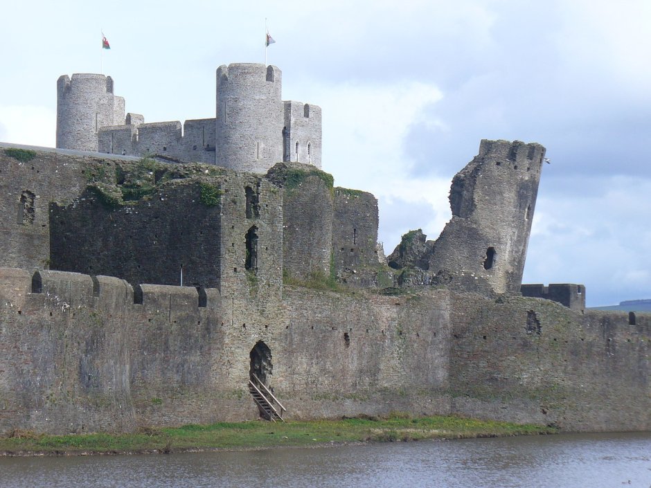 Замок-крепость каэрфилль
