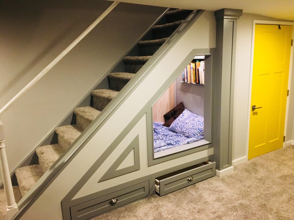 Дверцы под лестницей
