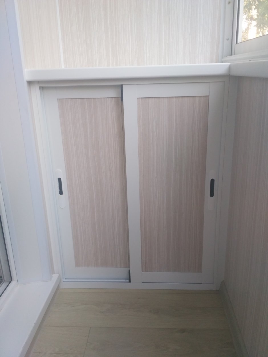 Шкафчик с раздвижными дверцами на балкон