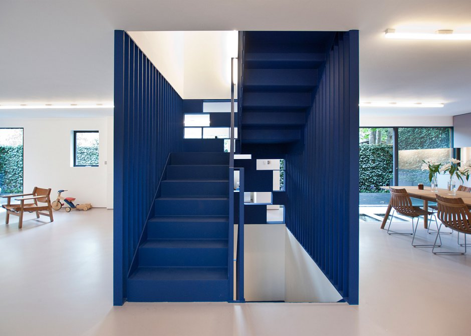 Синяя лестница в интерьере