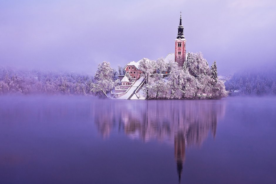 Замок на горе над озером