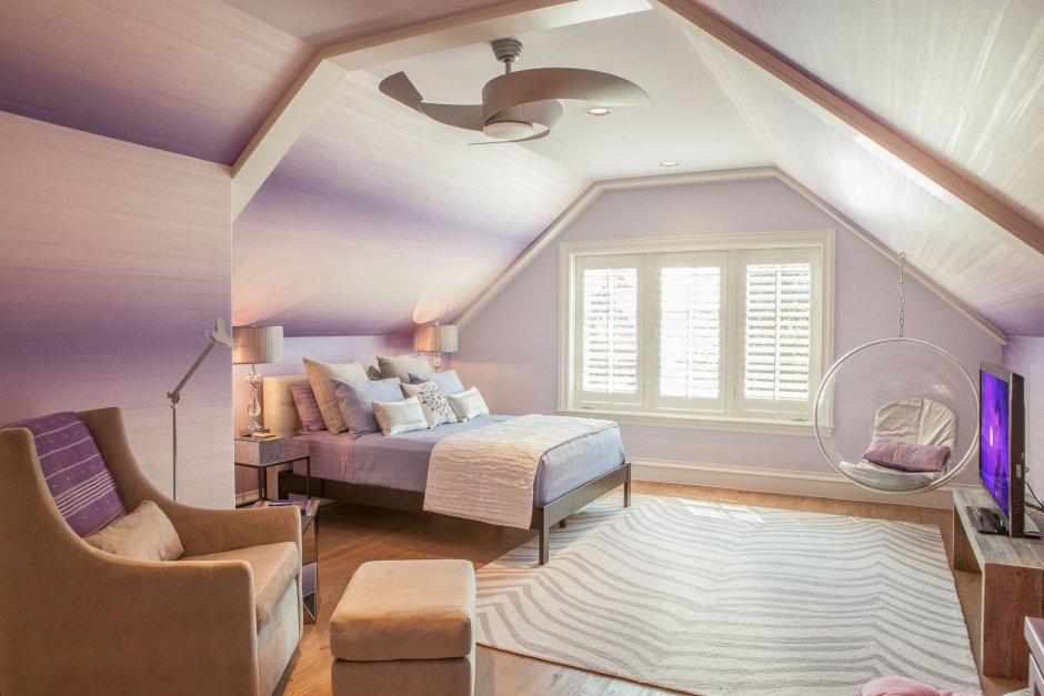 Спальня мансардная со скошенным потолком