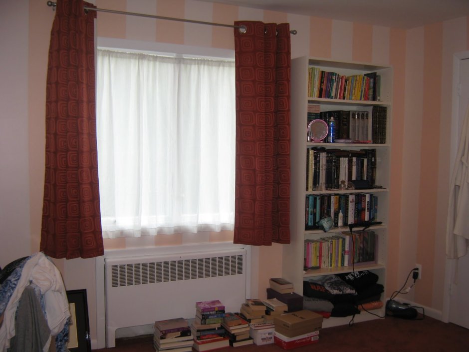 Короткие шторы на окно за диваном