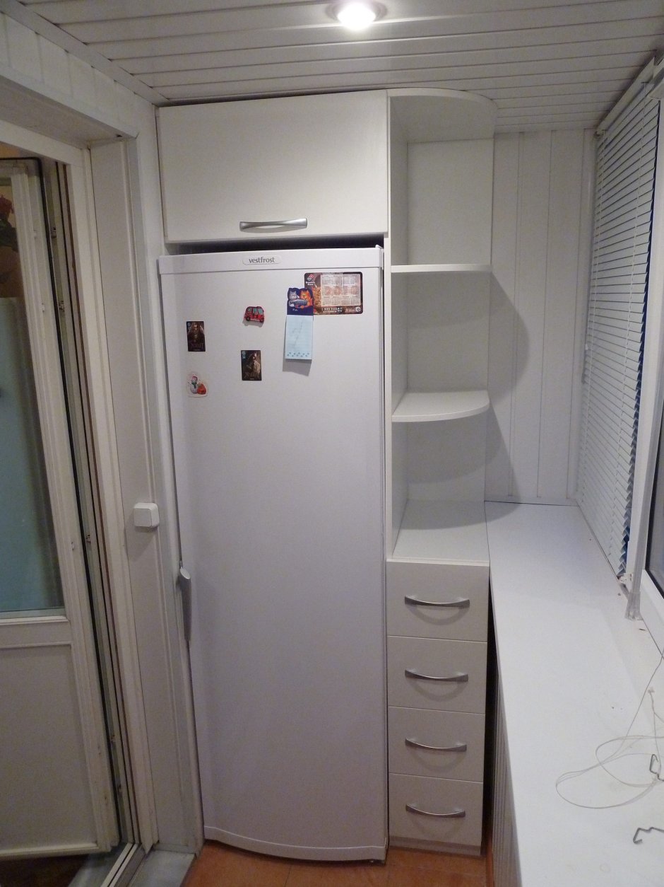Шкаф на лоджии с холодильником