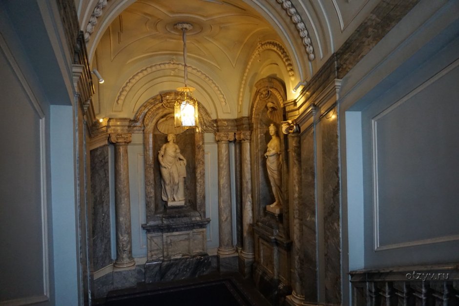 Парадная лестница мраморного дворца