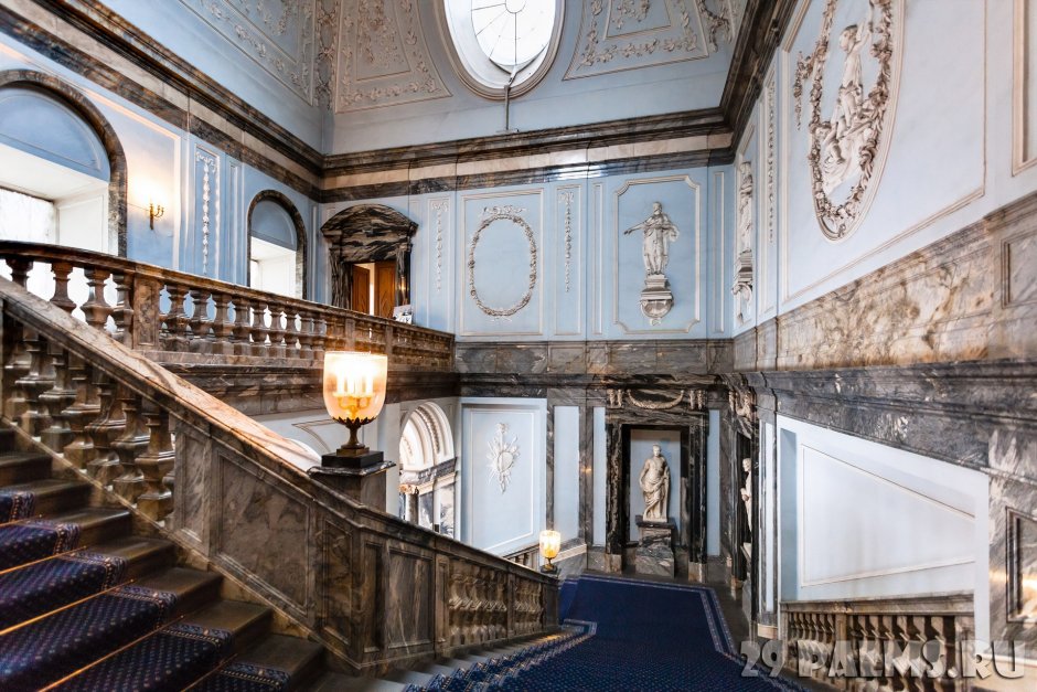 Мраморный дворец Ринальди лестница