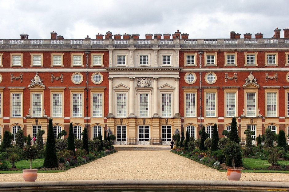 Дворец Хэмптон-корт в Великобритании