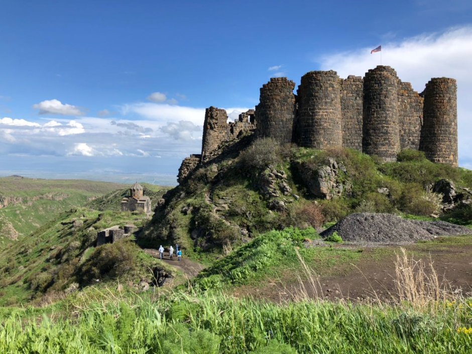 Горы Арагац в Армении замок Амберд