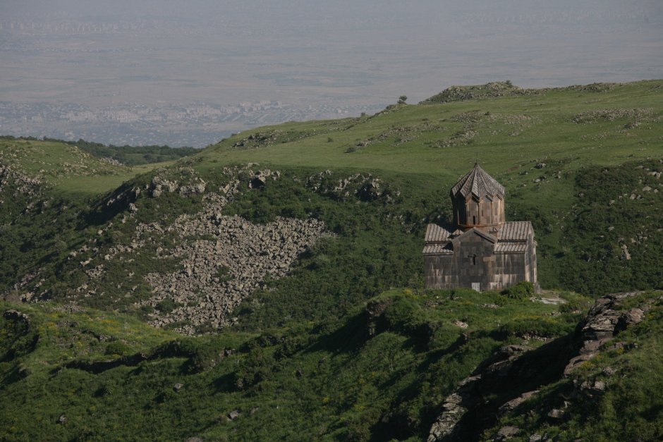 Гора Арагац крепость Амберд зимой