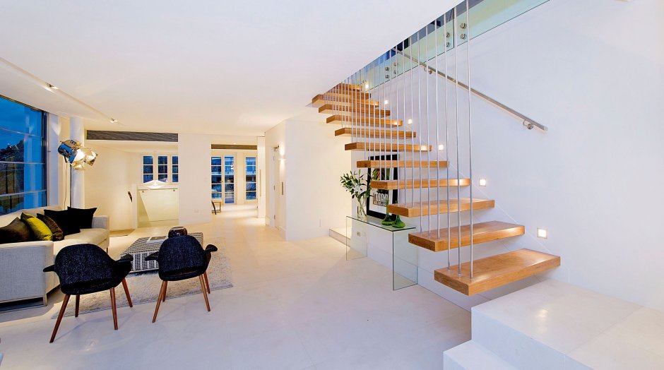 Лестница в доме со стеклянными перилами