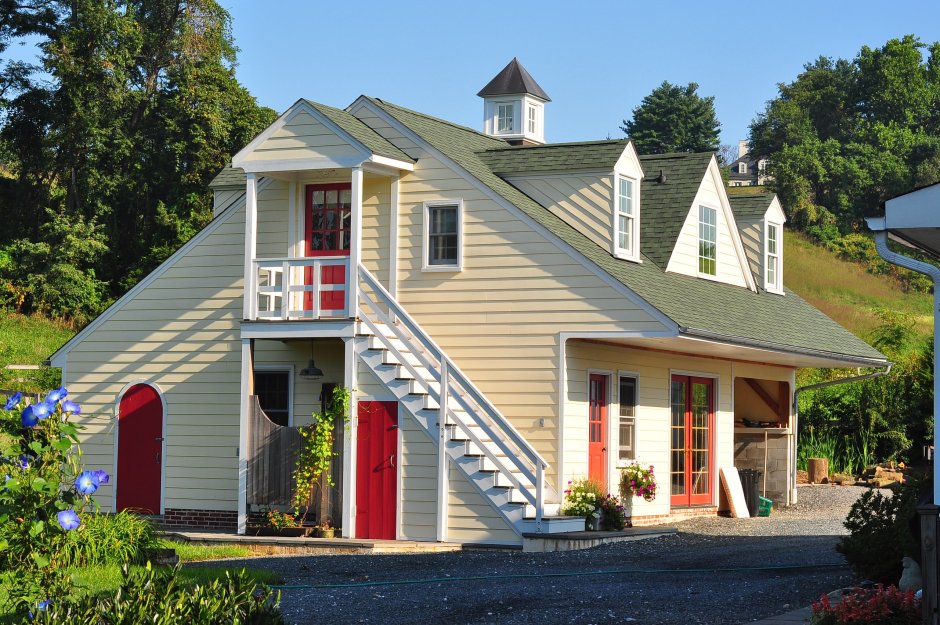 Дом с лестницей снаружи