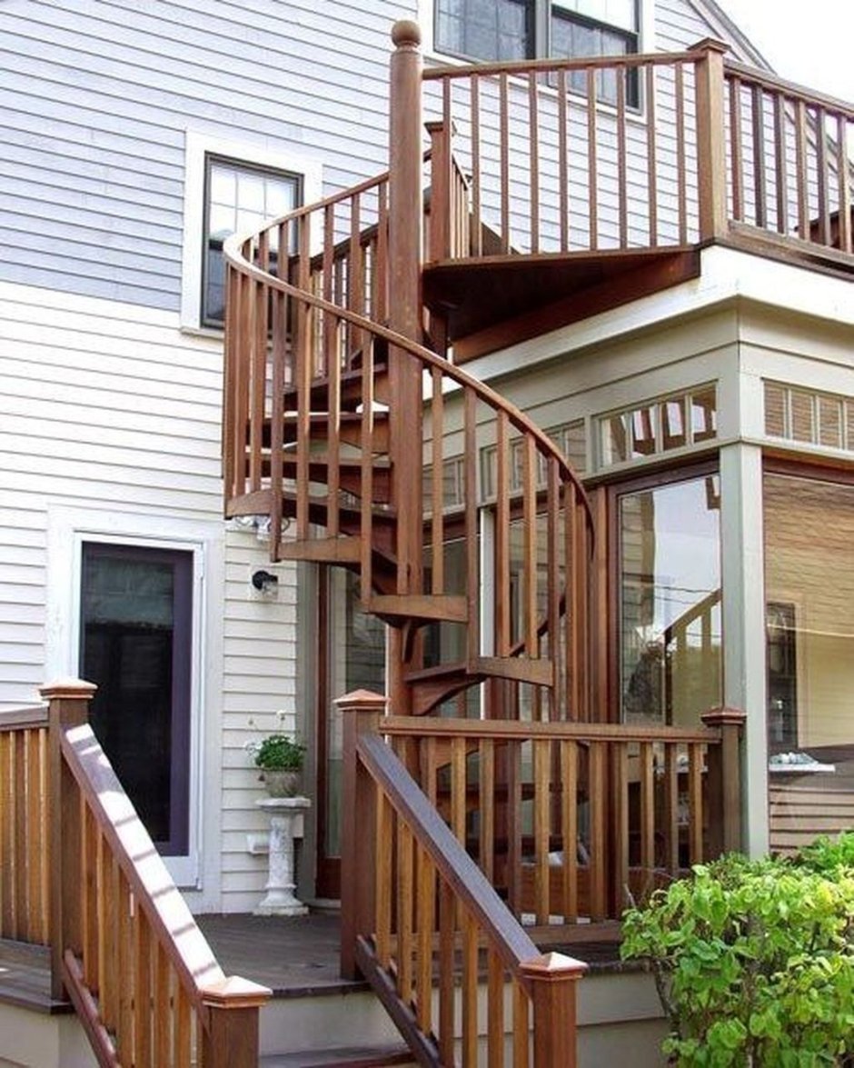 Винтовая лестница на террасе