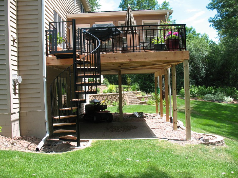 Двухэтажная веранда с лестницей