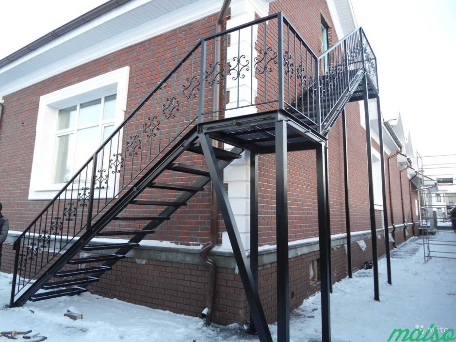 Железная лестница на второй этаж уличная