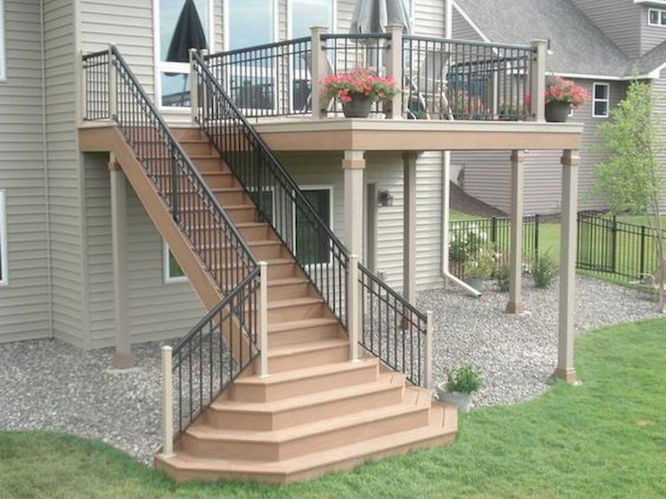 Уличная лестница с балконом