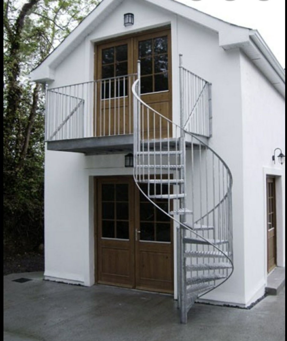 Лестница на мансарду с улицы