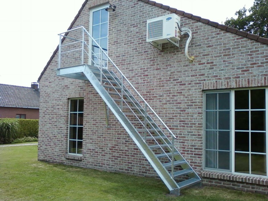 Наружные лестницы на 2 этаж