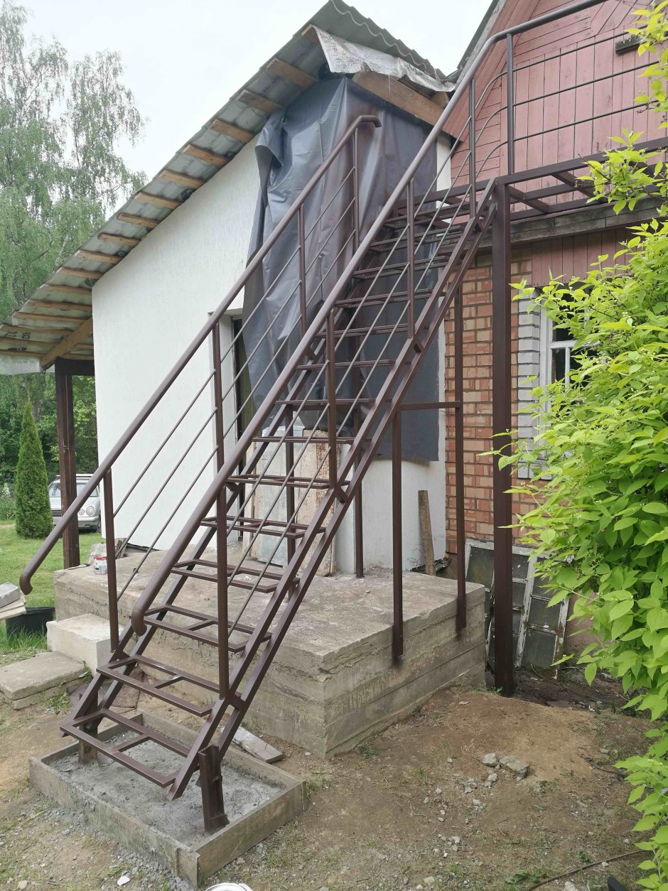 Наружная деревянная лестница