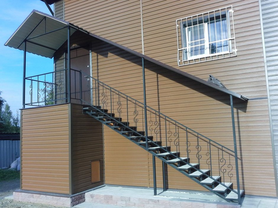 Наружная металлическая лестница