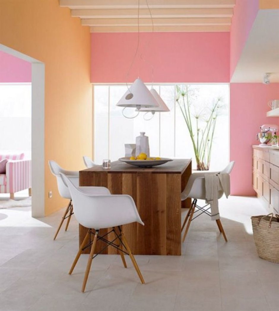 Розовые стены на кухне