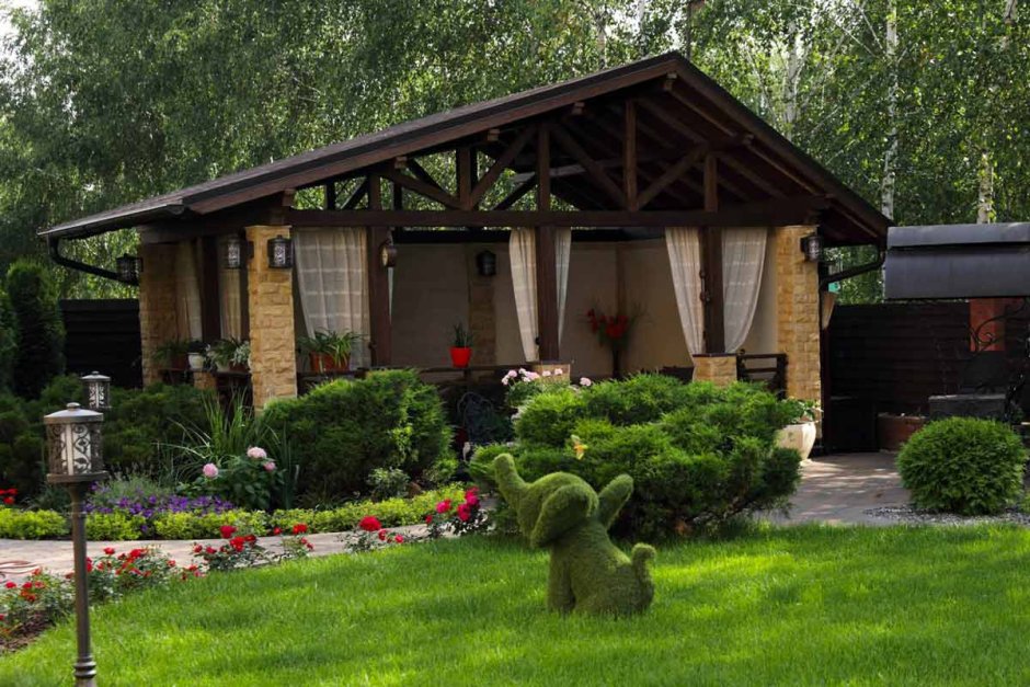 Красивый сад с беседкой