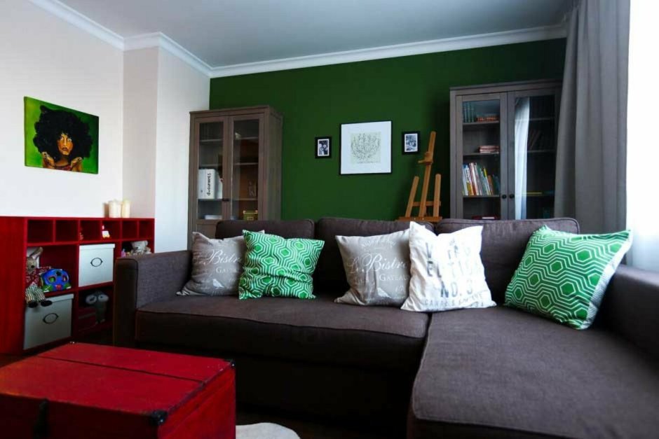 Зеленый диван серые стены в интерьере