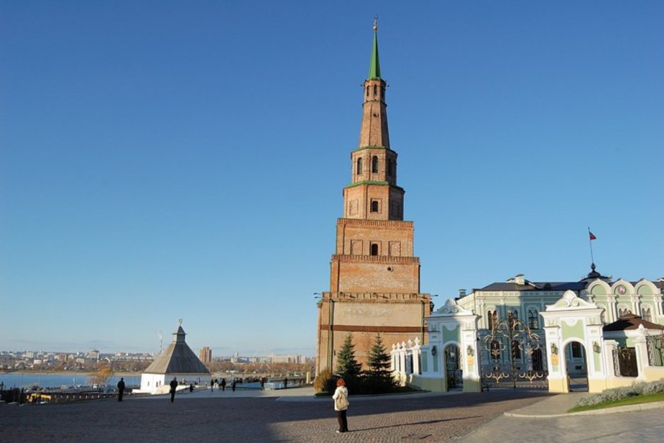 Казань башня Сююмбике туристы