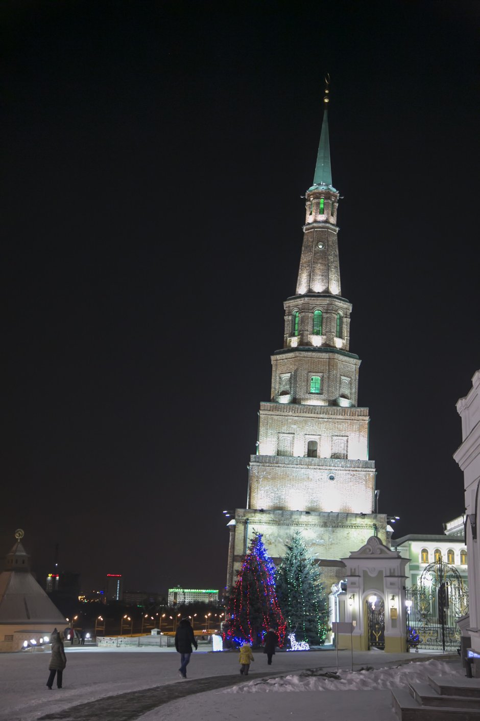 Башня Сююмбике в Казани ночью
