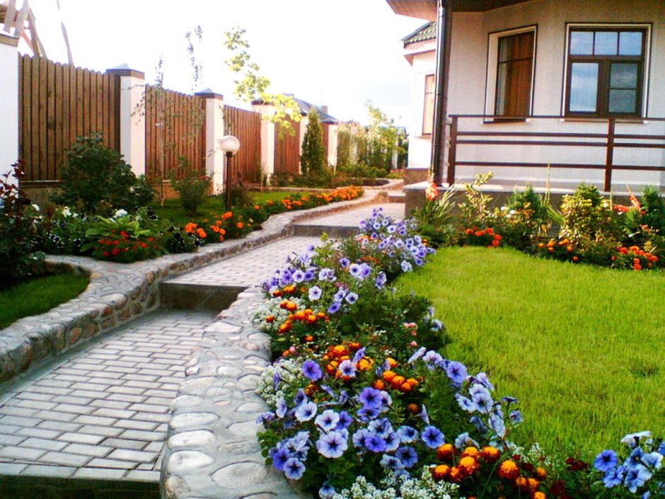 Клумба вдоль дорожки