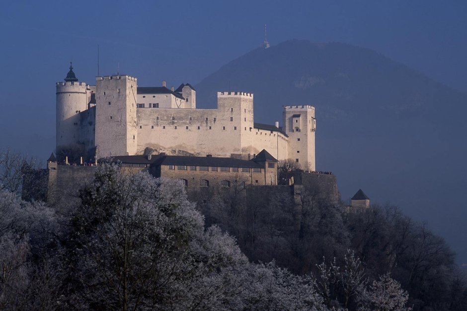 Средневековый замок на вершине горы 18 век Зальцбург