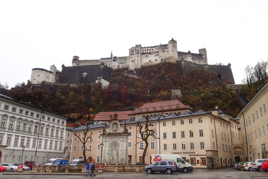 Австрия Хоэнзальцбург: белая крепость на зеленой подставке