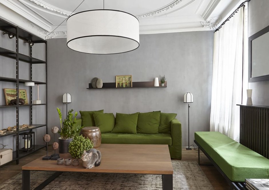 Светло зеленый диван в интерьере гостиной