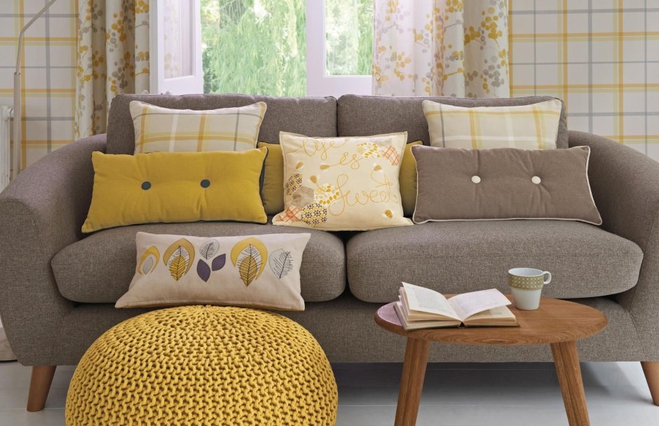 Желтые подушки на диван