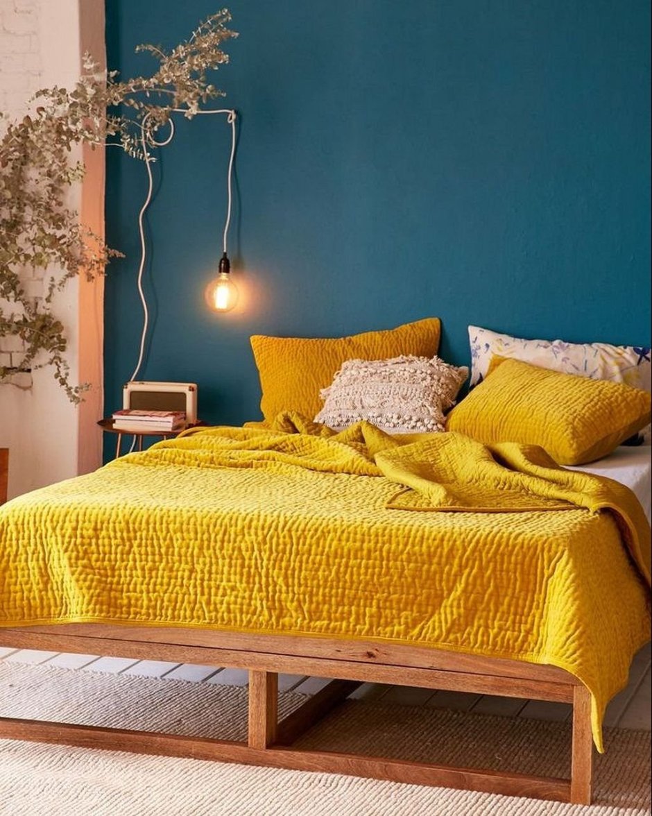 Кровать горчичного цвета