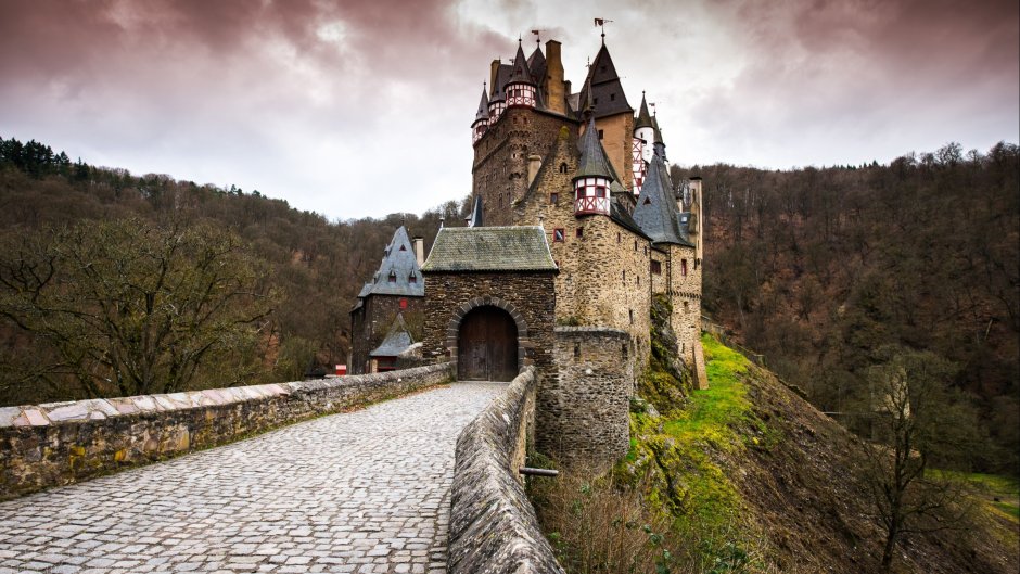 Каменные особняки в замковом стиле средневековья