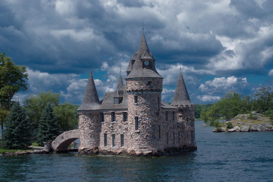 Замок посреди озера